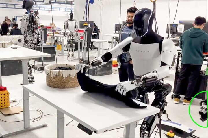 ببینید: گاف ربات انسان نمای تسلا هنگام تا کردن لباس