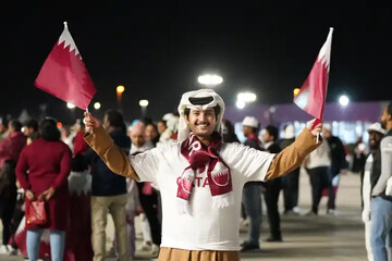 ویدئو: حواشی جالب بازی قطر و فلسطین ؛از حضور امیر قطر تا نماز خواندن تماشاچیان