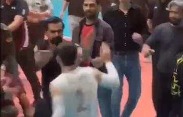 بزن بزن وحشتناک در در والیبال ایران/ درگیری شدید بازیکنان و تماشاگران+ فیلم