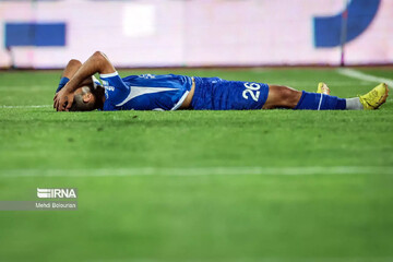 عکس : فوتبالیست بنزسواری که پول غذا ندارد!
