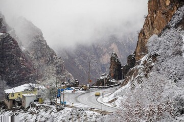 بارش شدید برف بهاری در قله توچال تهران + ویدئو