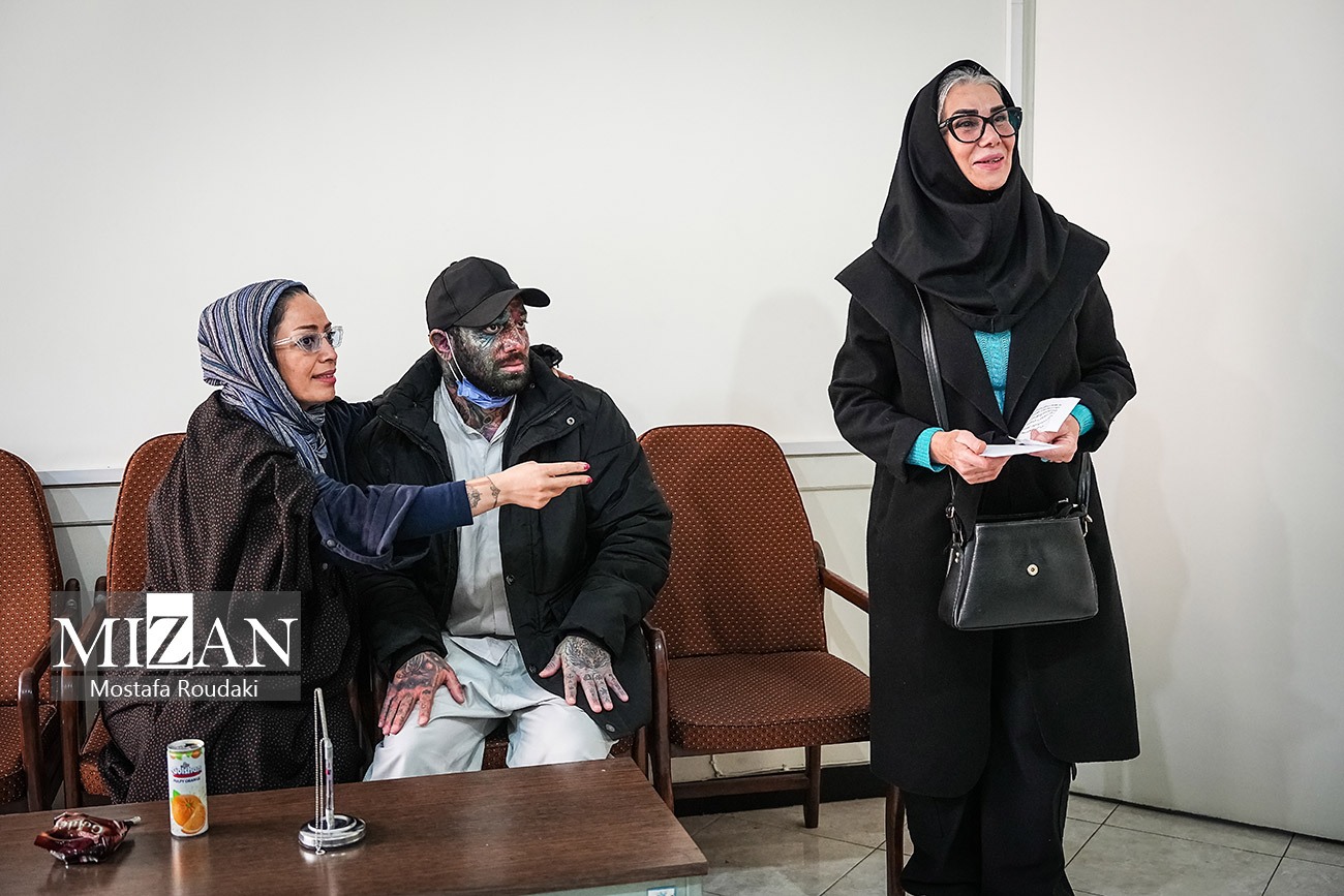 امیر تتلو با خواهر مادرش در دادگاه + تصاویر