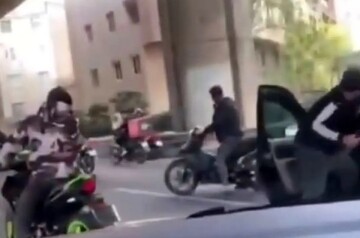 فیلم لحظه وحشتناک زورگیری و سرقت مسلحانه در اتوبان صدر تهران