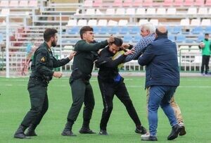 اتفاق عجیب‌ دیگر در فوتبال ایران؛ بزن بزن دو مربی وسط زمین چمن! + عکس