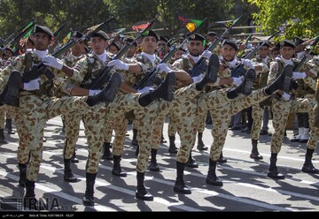 ببینید: سوتی عجیب و خنده دار در مراسم رژه روز ارتش در مشهد