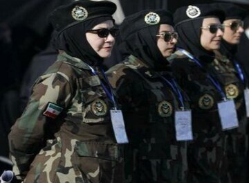 استایل جالب یک زن ایرانی با عینک آفتابی و مسلسل + عکس