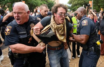 تداوم خشونت پلیس امریکا در مقابل دانشجویان