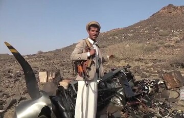 فیلم جدید لاشه و لحظه رهگیری، اصابت و سقوط پهپاد غول‌پیکر امریکایی که توسط انصارالله یمن ساقط شد