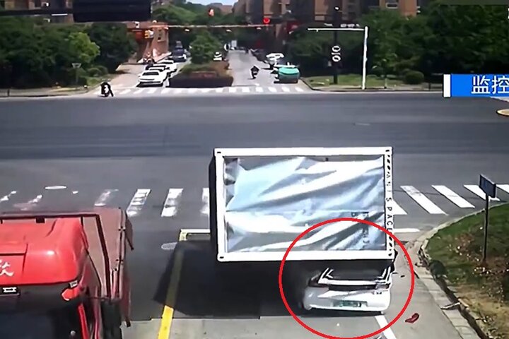 سقوط هولناک کانتینر از کف کامیون بر روی خودروی شخصی + فیلم