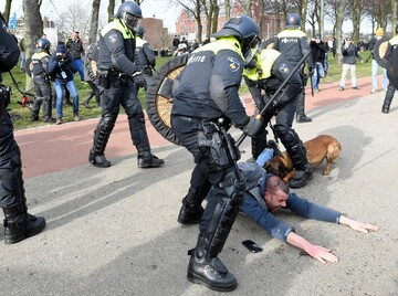 خشونت عجیب پلیس هلند با دانشجویان متحصن در دانشگاه آمستردام + فیلم (+۱۸)