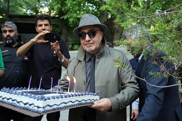 تصاویر | کیک رضا عطاران برای تولد کیانوش عیاری