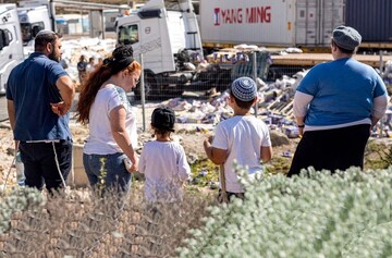 ببینید | یهودیان سرزمین‌های اشغالی اینگونه کاروان‌های امدادرسانی به غزه را نابود می‌کنند