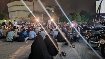 عکس| تجمع شبانه مردم در میدان ولیعصر (عج) درپی سانحه برای رئیسی