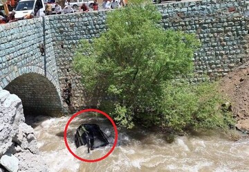 سقوط ۱۰ متری پرادو به درون رودخانه کرج ؛ سرنشینان بطور معجزه‌وار زنده ماندند + تصاویر