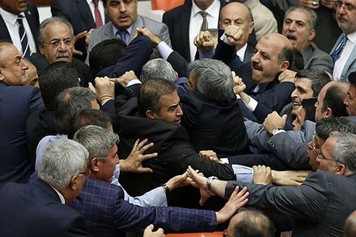 زد و خورد شدید در پارلمان ترکیه + فیلم
